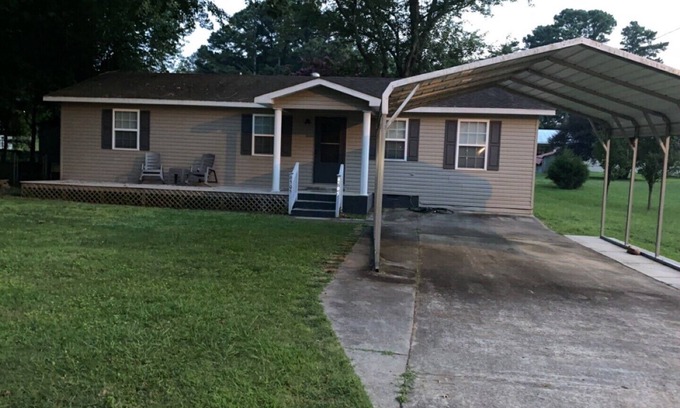 Guntersville House | Burnt Pine- Plenty of room for fishermen AND their boats!