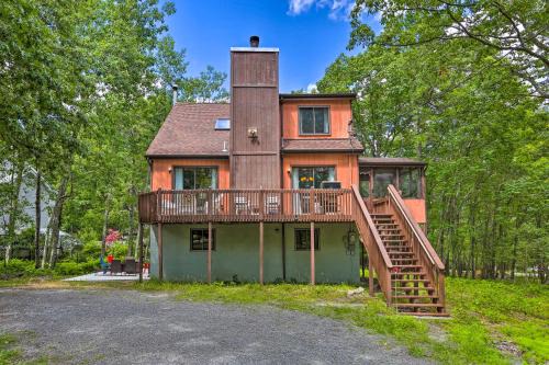 Bushkill House | Bushkill House with Deck and Community Amenities!