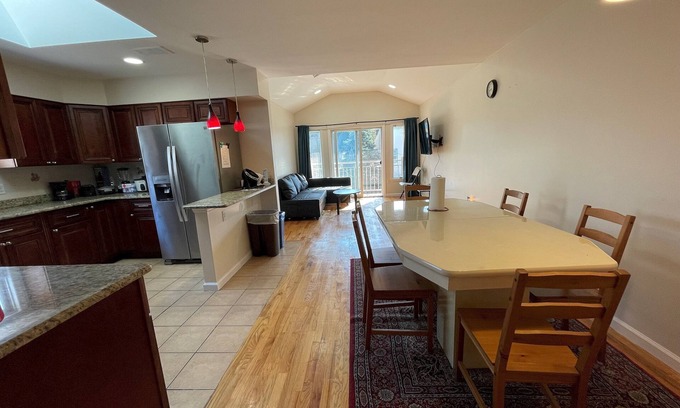 The Heights Apartment | Business& Family Friendly Balcony Jacuzzi Free Park