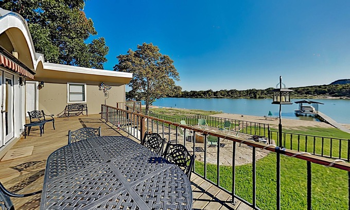 Kingsland House | Butterfly Beach House-Private Sandy Beach(100'), Boat Dock, 5BR/3BA, Sleeps 14