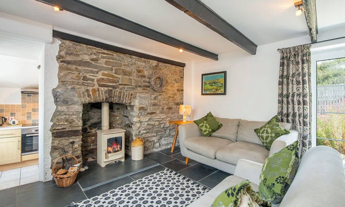 Roch Cottage | Bwthyn Beatties, Holiday property Newgale, Sleeps 4, 2 bedrooms, bathrooms