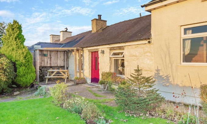Caernarfon House | Bwthyn Braf