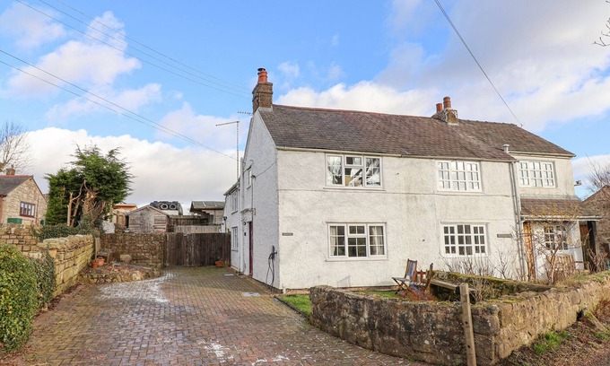 Leeswood Cottage | BWTHYN LLWYNCARON, family friendly, with open fire in Llandegla