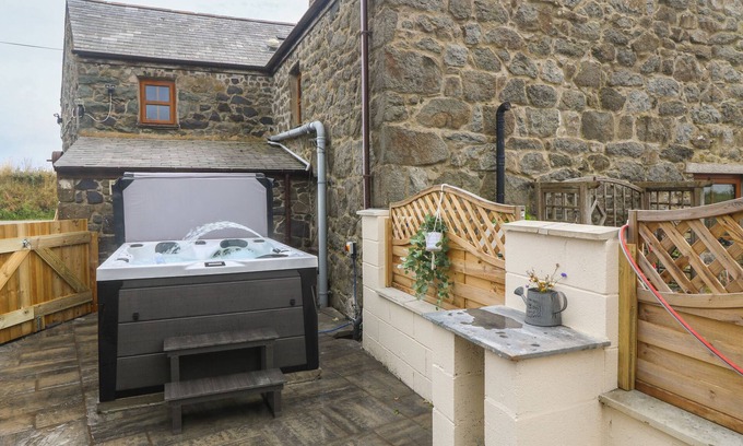 Garn Fadryn Cottage | Bwthyn Siop Pencaerau