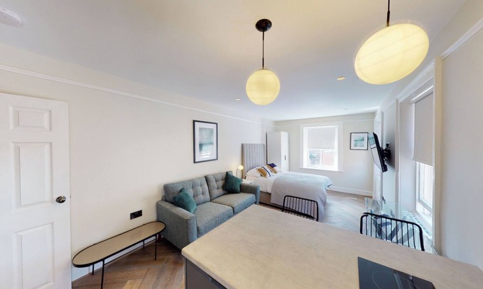 Hope Street Apartment | By Cathedral | Kitchen Island | TV | W/D Access