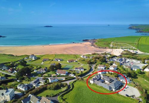 Harlyn House | BY THE BEACH cottage, dogs welcome