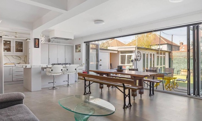 Dudden Hill House | c Bright and spacious house