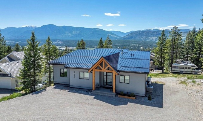 East Kootenay House | Fairmont Peak Cabin | Pet Friendly | Pool Table