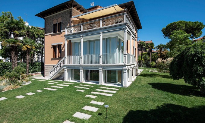 Santa Maria in Stelle Villa | Ca' delle Contesse - entire Liberty style villa on lagoon with private docking