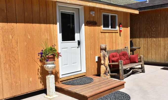 Jardine Cabin | CABIN 1- Secluded cabin 5 miles from the North entrance to Yellowstone.