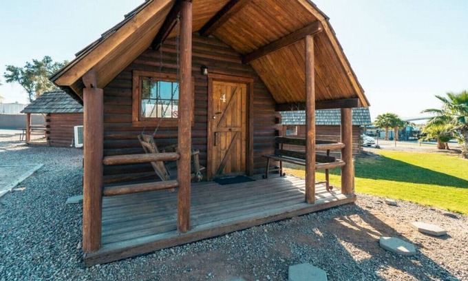 Ehrenberg Cabin | Cabin 4 · Cozy Studio Cabin!