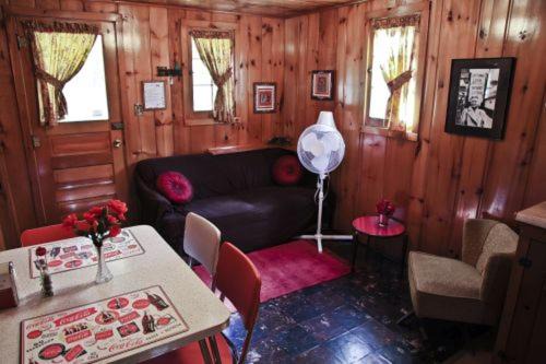 Carp Lake House | Cabin #6 - Casablanca cabin