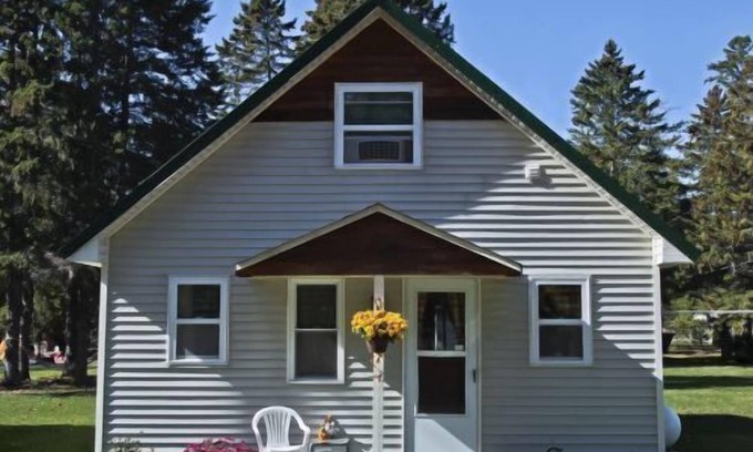 Carp Lake Cabin | Cabin #7 - Northwoods Retreat by RedAwning