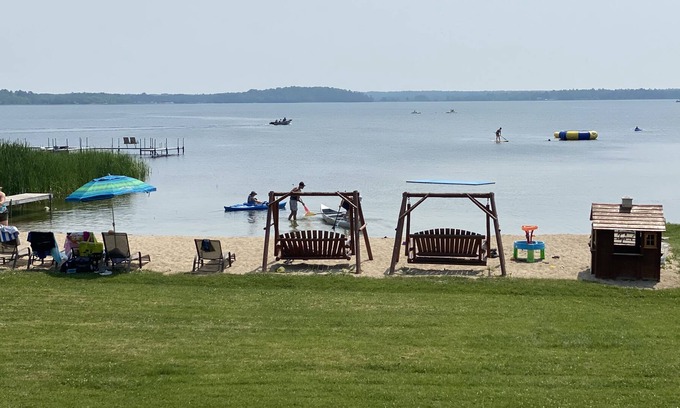 Hines Apartment | Cabin 8, 4 Bd Lakefront Deck Overlooking Beach Resort Amenities Pet Friendly