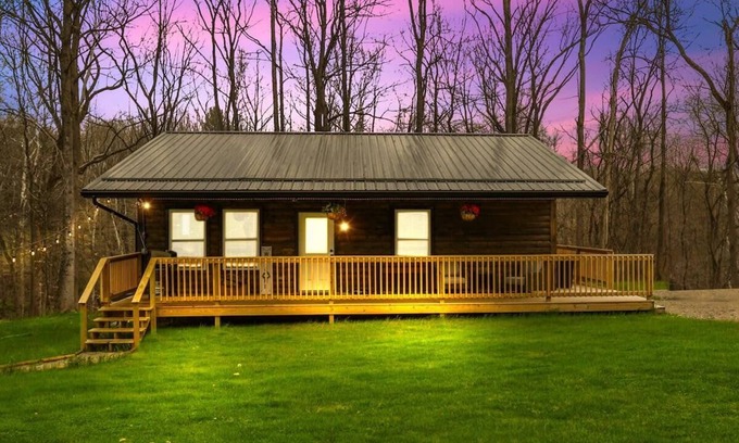 Logan Cabin | Cabin-King/Queen Bed, Hot Tub Fire Pit,Games Wifi