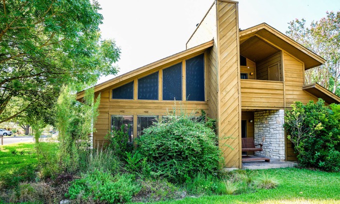 Travis Country House | Cabin near Creek in Friendly Neighborhood- Great for family or business travel!