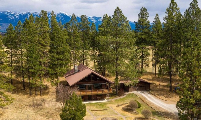 Kalispell House | Cabin on 5 acres w/Full Gym, Steam Rm, Hot Tub. Pet Friendly. Near Glacier N.P.