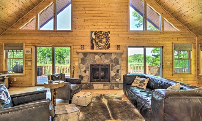 Coral Cabin | Cabin on Lake w/63 Acres & Trails + Guest House!
