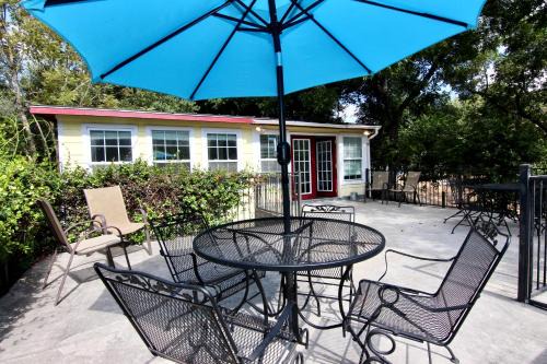 New Braunfels Apartment | Cabin on the Hill