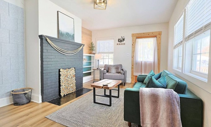 Knoxville House | Cabin-Themed Duplex ⫸ Walk to Happy Holler