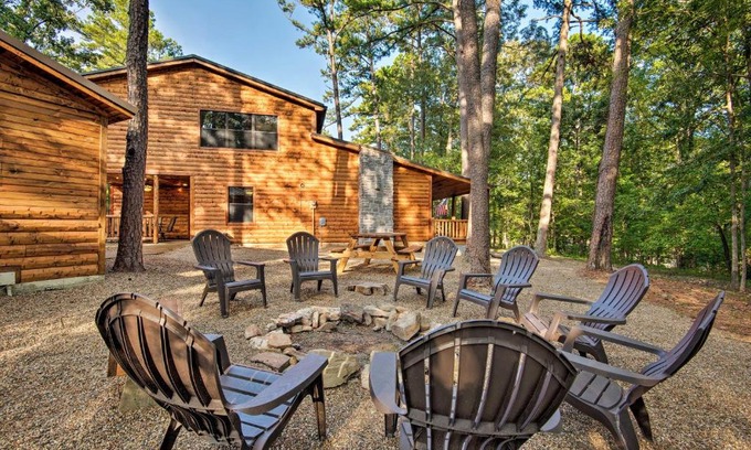 Broken Bow House | Cabin with Hot Tub and Grill - 6 Mi to Broken Bow Lake