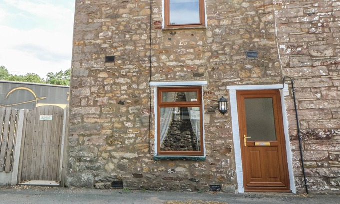 Brough Cottage | CABINTEELY, pet friendly, with open fire in Brough