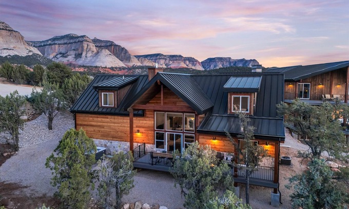 Orderville Cabin | Cactus Canyon Retreat | Zion Base + Hot Tub + Views