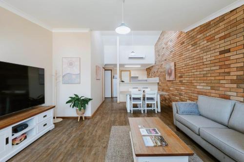 Central Mudgee Villa | Caddy Shack - Mudgee Stay by Golf Course & Wineries