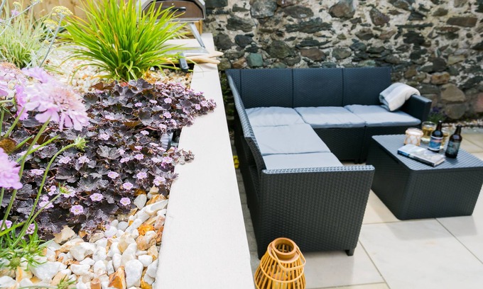 Newborough Cottage | Cae Coch - a dog that sleeps 6 guests in 3 bedrooms