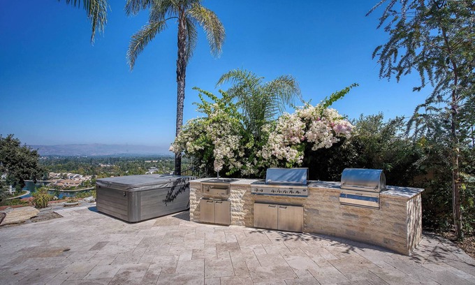 Calabasas House | Calabasas Vila lake View Home