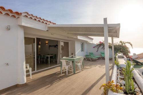 Las Caletillas House | Calala House with huge terrace