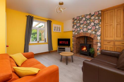 Stanley House | Calder Canal by Alt-Stay - Peaceful 3 Bed Canal Side Cottage Contractor and Relocation Accommodation Wakefield with Stunning Views, Parking, Kitchen, Laundry, Smart TV and Wi Fi - Weekly and Monthly Rates