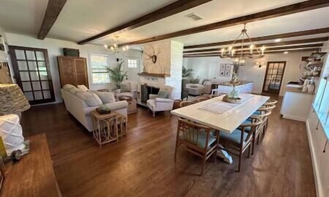 Calico Rock House | Calico Cottage - Room for families and big groups!