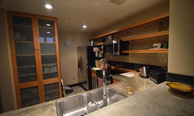 Airport Area Apartment | California Tropical Resort Penthouse