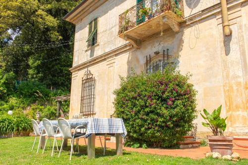 La Spezia Bed & Breakfast | Caligo B&B stanza privata in villa d'epoca con giardino e vista mare