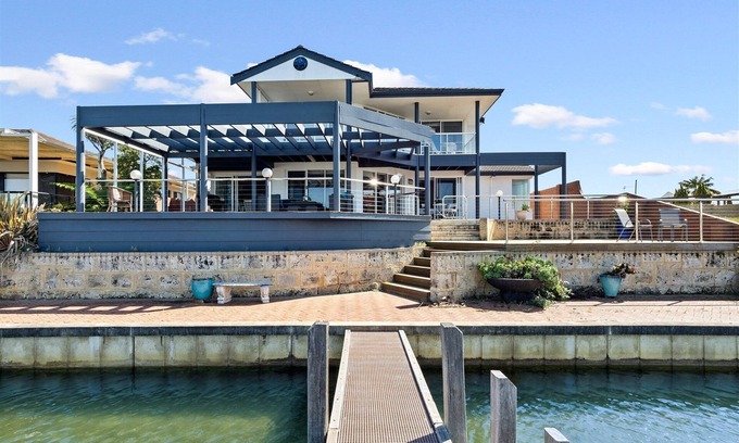 Halls Head House | Cambria Whole House Private Jetty -Family & Pet Friendly