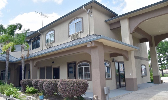 Barker Hotel | Camelot Inn & Suites Highway 290 NW Freeway