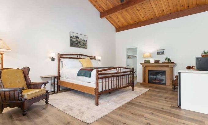 Springville Hotel | Camp Nelson Lodge Room 6