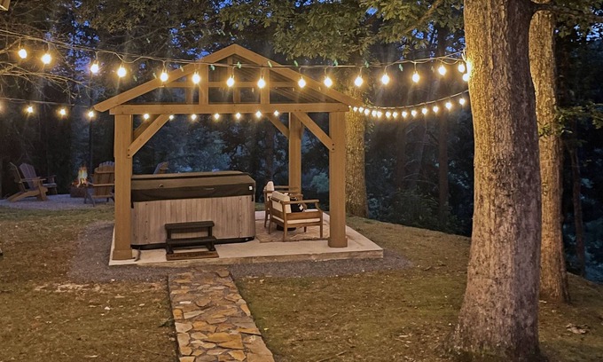 Williamstown Cabin | Campfire Creek Cottage | Toccoa River Access Cottage-Hot Tub-Wifi