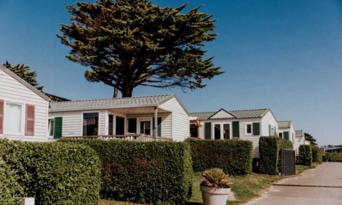 Pleumeur-Bodou House | Camping - Piscine - efaddh
