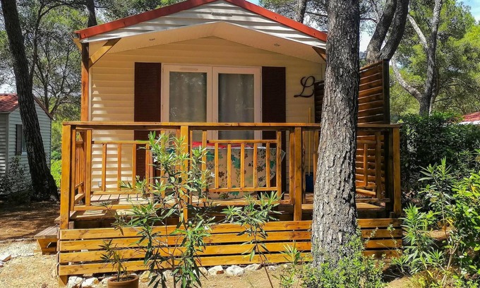 Castelnau-de-Guers House | Campsite Residential La Pinède * - Corsaire CONFORT -1 bedroom 20m2- *Clim, terrace, TV* 2 persons