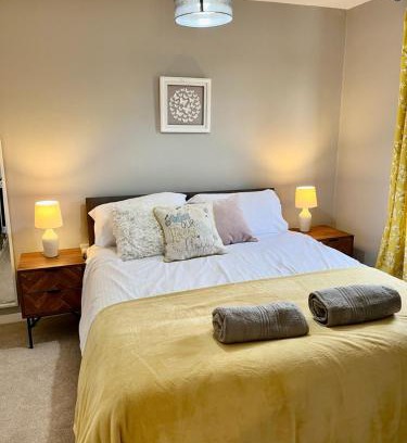Warrington House | Canada House - Sleeps 6 -3 King or 6 Single Ideal for contractors