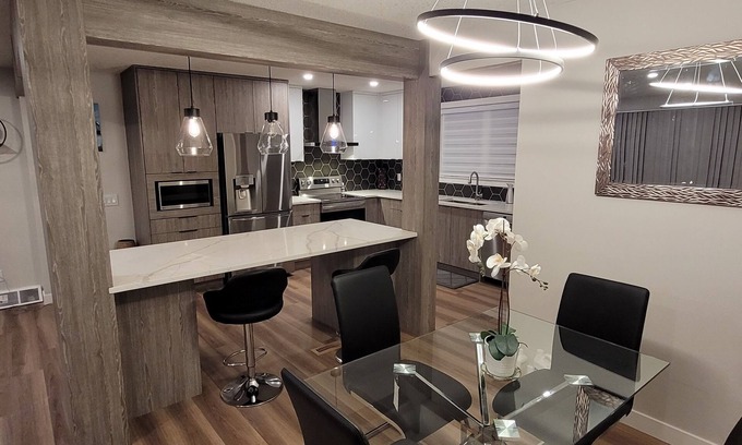 Calgary House | Canadian Rockies Getaway - Cheerful 3 Bedroom Home