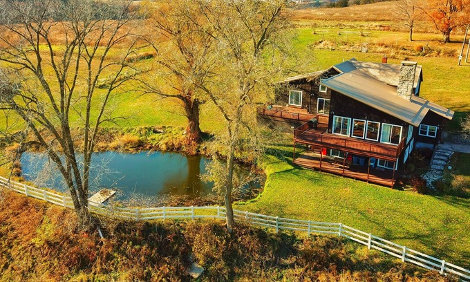 Decorah Cabin | Canoe Creek Lodge- 10 miles from Decorah