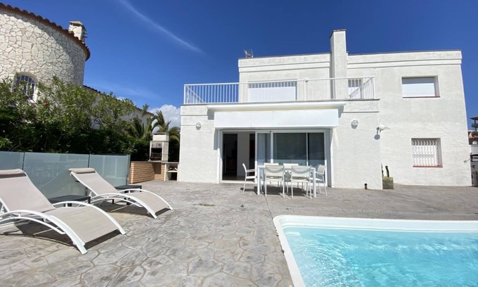 Santa Margarida Ski Chalet | Cap Llarg 9 - Four Bedroom Chalet, Sleeps 8