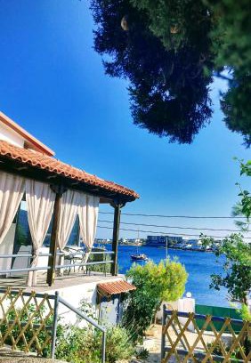 Lavreotiki House | Cap Sounion, Seafront Apartment