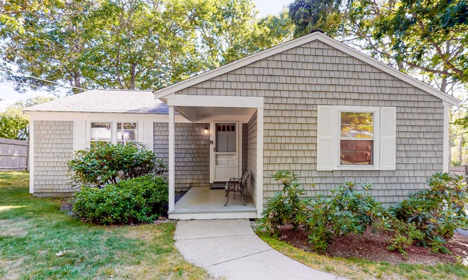 Popponesset House | Cape Cod cottage with large yard, grill, outdoor shower - WiFi & washer/dryer