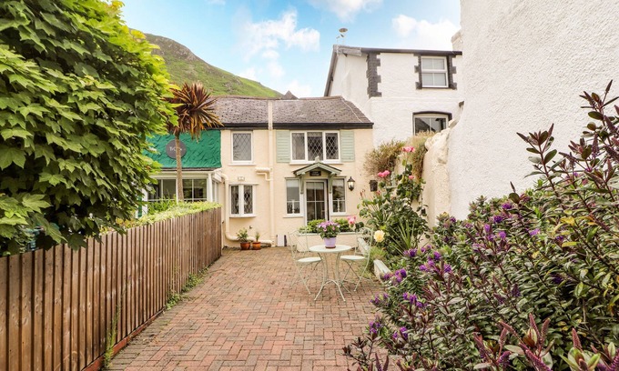 Dwygyfylchi Cottage | CAPEL COTTAGE, romantic, character holiday cottage in Capelulo