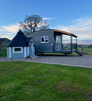 Lochgelly House | Capledrae Farmstay Shepherds Huts