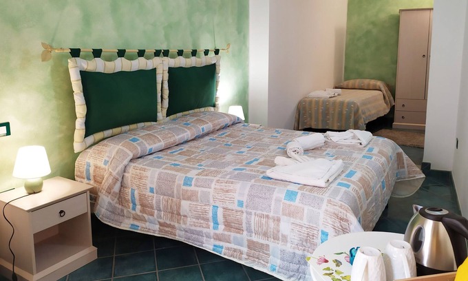 Formia Bed & Breakfast | Caprera Room - Air-conditioned Triple Room in Maranola - Formia